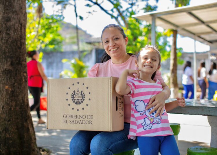 Estudiantes del Centro Escolar General Francisco Morazán reciben paquetes escolares en Santa Ana Centro