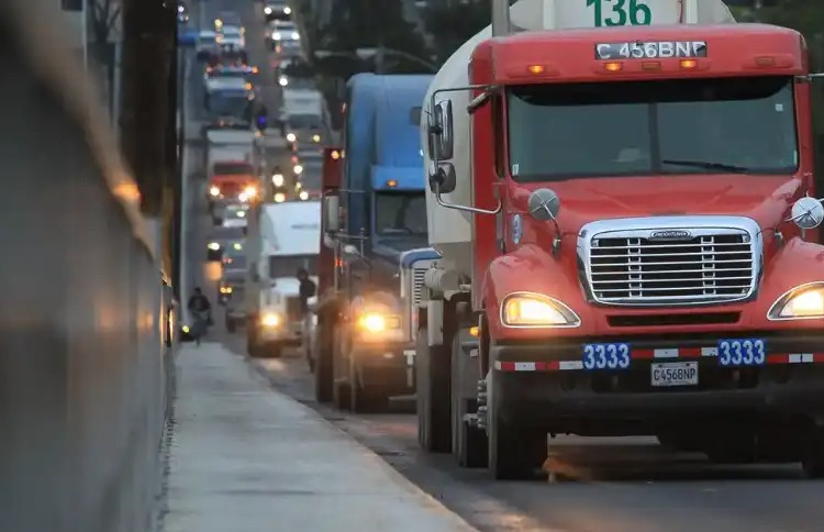 Protestas de transportistas colapsan carreteras y generan caos vial en Guatemala
