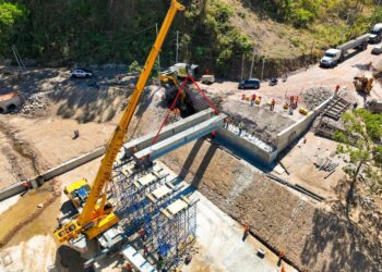 Avanza construcción de puente sobre el río Guastena en Chalatenango y prevén finalizarlo antes del invierno