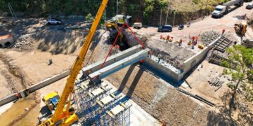 Avanza construcción de puente sobre el río Guastena en Chalatenango y prevén finalizarlo antes del invierno