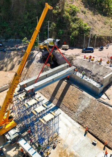 Avanza construcción de puente sobre el río Guastena en Chalatenango y prevén finalizarlo antes del invierno