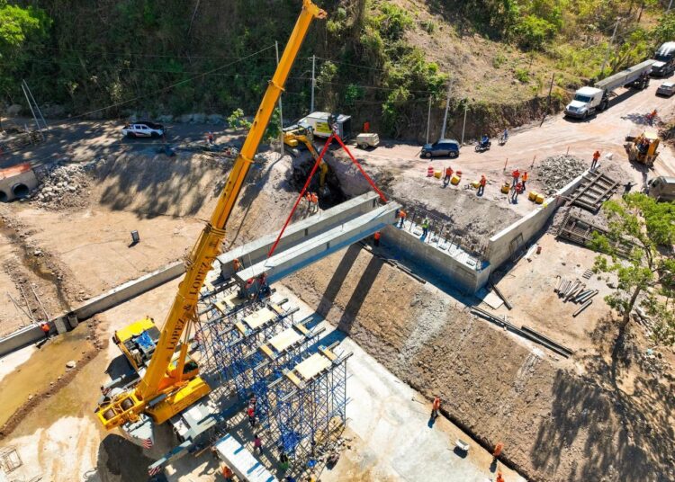 Avanza construcción de puente sobre el río Guastena en Chalatenango y prevén finalizarlo antes del invierno