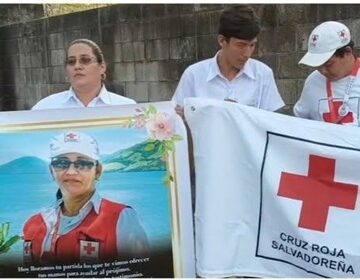 Cruz Roja y la comunidad recuerdan con emotividad a Sandra Benítez durante su sepelio