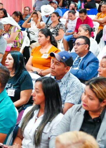 Entregan escrituras a familias afectadas por Argoz y avanzan en la regularización de propiedades en el país