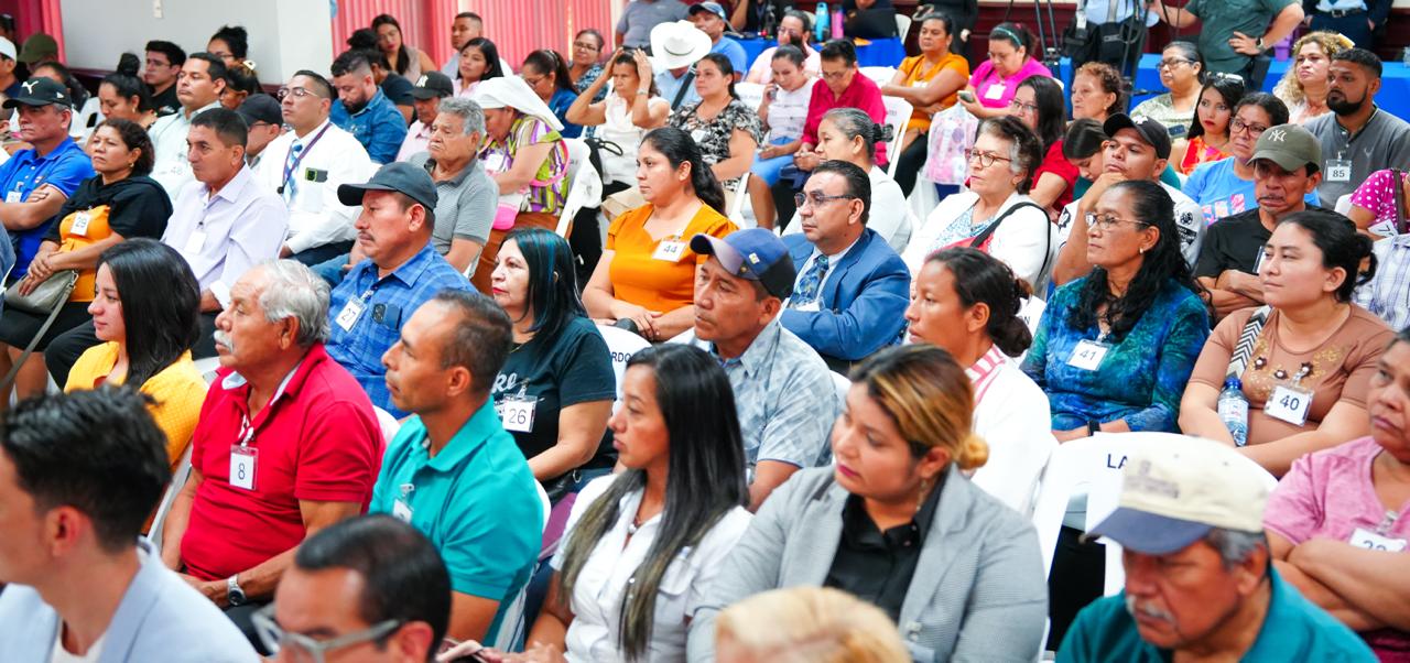 Entregan escrituras a familias afectadas por Argoz y avanzan en la regularización de propiedades en el país