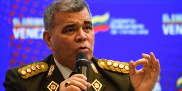 Golpe a la vieja guardia chavista: Delcy Rodríguez reemplaza al ministro de defensa Vladimir Padrino