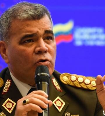 Golpe a la vieja guardia chavista: Delcy Rodríguez reemplaza al ministro de defensa Vladimir Padrino