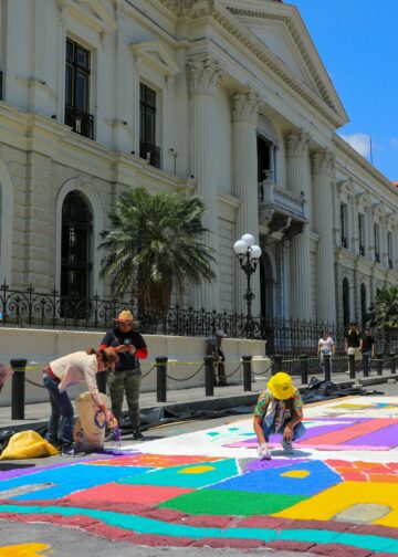 Salvadoreños dan vida a megaalfombra que transformará el Centro Histórico en un lienzo de fe y tradición
