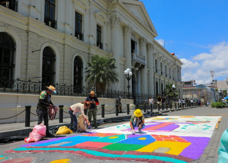 Salvadoreños dan vida a megaalfombra que transformará el Centro Histórico en un lienzo de fe y tradición