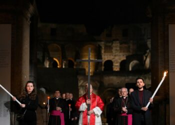 Papa León XIV protagoniza histórico Vía Crucis al cargar la cruz durante todas las estaciones en el Coliseo de Roma