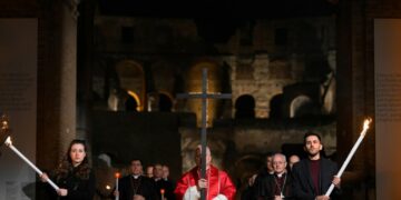 Papa León XIV protagoniza histórico Vía Crucis al cargar la cruz durante todas las estaciones en el Coliseo de Roma