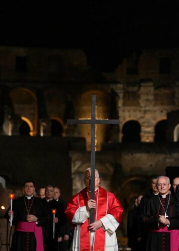 Papa León XIV protagoniza histórico Vía Crucis al cargar la cruz durante todas las estaciones en el Coliseo de Roma