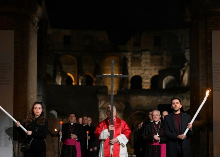 Papa León XIV protagoniza histórico Vía Crucis al cargar la cruz durante todas las estaciones en el Coliseo de Roma