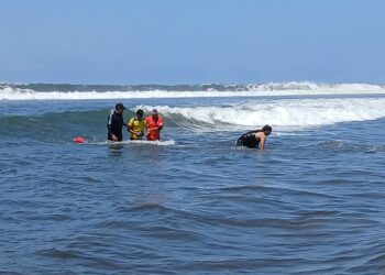 Guardavidas rescatan a varias personas arrastradas por corrientes en playas del país