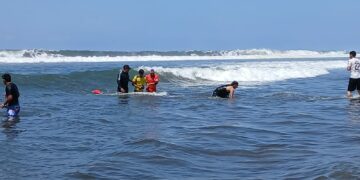 Guardavidas rescatan a varias personas arrastradas por corrientes en playas del país