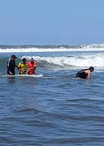 Guardavidas rescatan a varias personas arrastradas por corrientes en playas del país