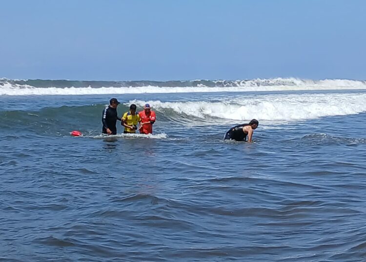 Guardavidas rescatan a varias personas arrastradas por corrientes en playas del país