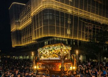 Feligreses viven con solemnidad el Santo Entierro en el renovado Centro Histórico de San Salvador