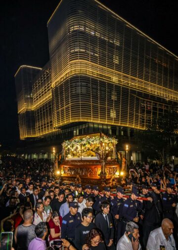Feligreses viven con solemnidad el Santo Entierro en el renovado Centro Histórico de San Salvador