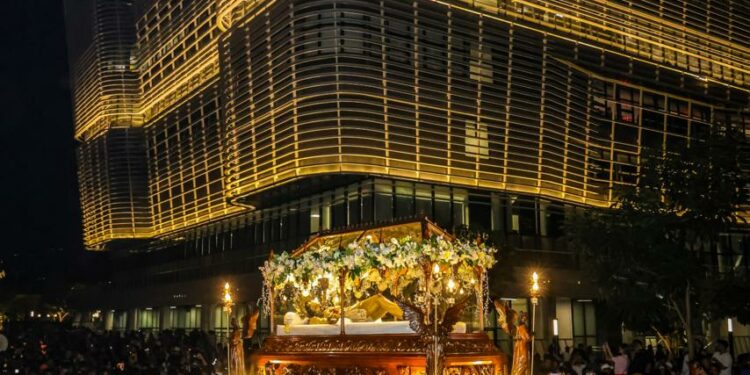 Feligreses viven con solemnidad el Santo Entierro en el renovado Centro Histórico de San Salvador