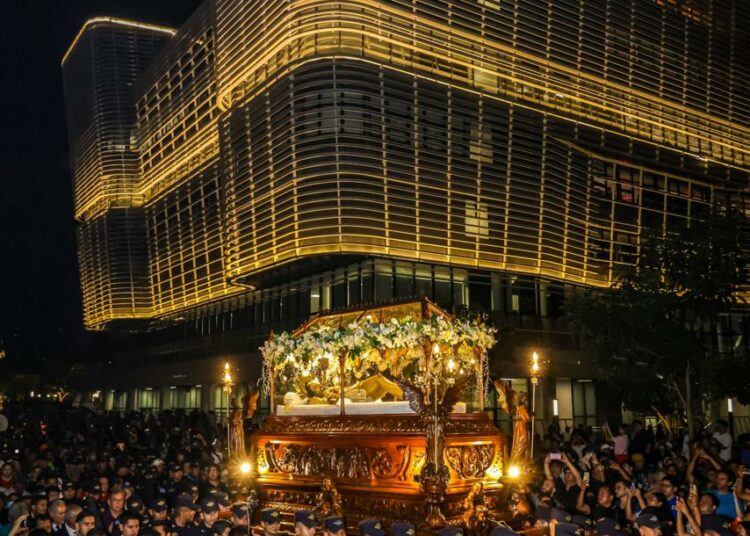 Feligreses viven con solemnidad el Santo Entierro en el renovado Centro Histórico de San Salvador