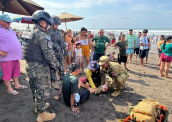 Persona es trasladada tras sufrir lesión en el tobillo mientras jugaba fútbol en El Majahual