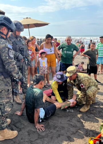 Persona es trasladada tras sufrir lesión en el tobillo mientras jugaba fútbol en El Majahual
