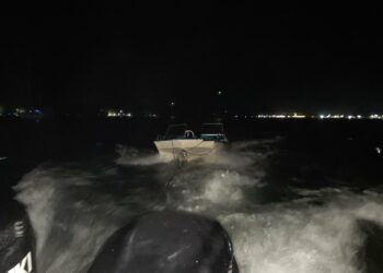 Marina Nacional rescata a tres tripulantes tras volcamiento de embarcación en el Estero de Jaltepeque