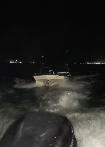 Marina Nacional rescata a tres tripulantes tras volcamiento de embarcación en el Estero de Jaltepeque