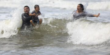 Alta afluencia de turistas en la playa El Majahual durante Semana Santa