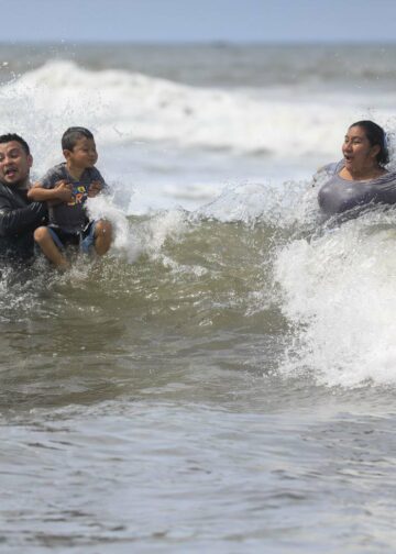 Alta afluencia de turistas en la playa El Majahual durante Semana Santa