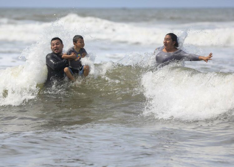 Alta afluencia de turistas en la playa El Majahual durante Semana Santa