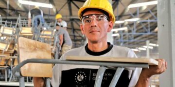 Privados de libertad fabrican pupitres escolares