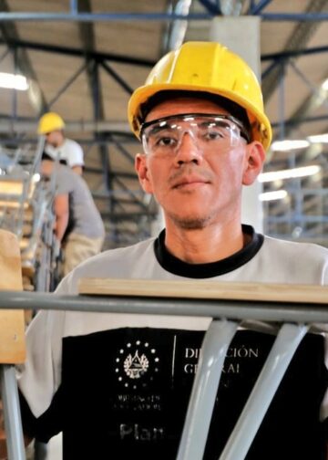 Privados de libertad fabrican pupitres escolares