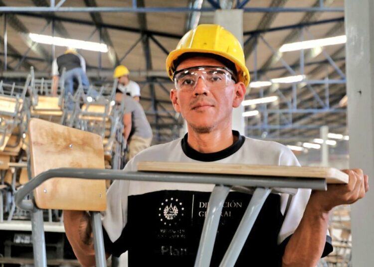 Privados de libertad fabrican pupitres escolares