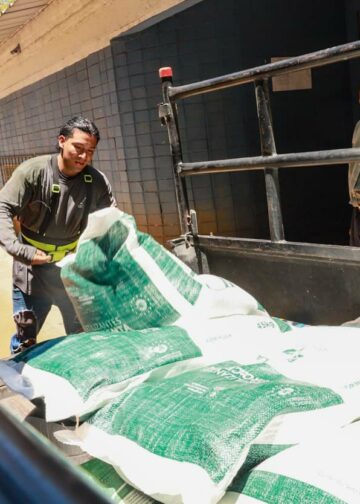 Agricultores compran insumos a bajo costo a través de red nacional habilitada por el MAG