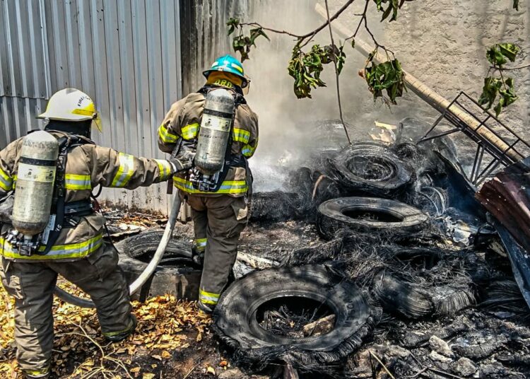 Bomberos controlan incendio de llantas en desuso en Acajutla sin reportar víctimas