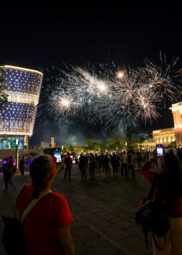 Fuegos artificiales marcan el cierre del primer día del SovAI Summit 2026 en San Salvador