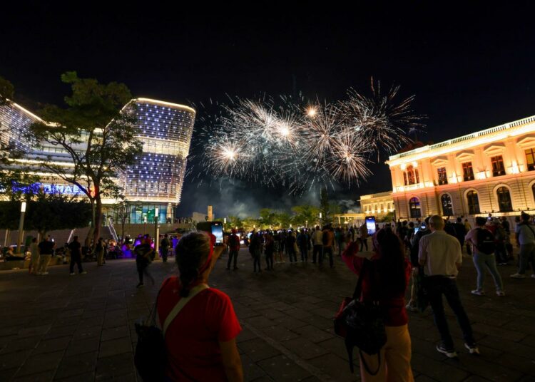 Fuegos artificiales marcan el cierre del primer día del SovAI Summit 2026 en San Salvador