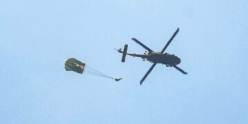 Soldados salvadoreños destacan en salto de paracaidismo junto a marines en ejercicio regional