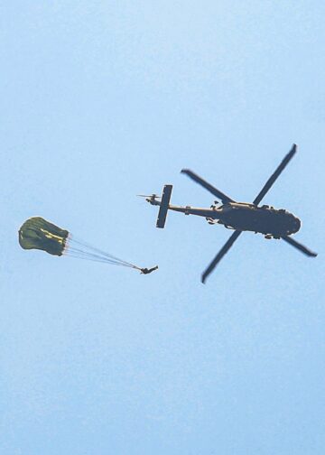 Soldados salvadoreños destacan en salto de paracaidismo junto a marines en ejercicio regional