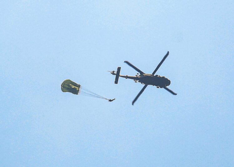 Soldados salvadoreños destacan en salto de paracaidismo junto a marines en ejercicio regional
