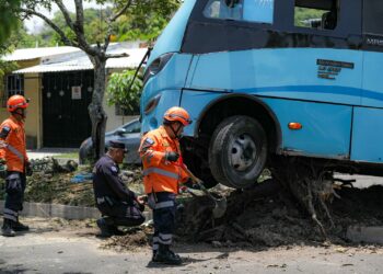Buseta de la ruta 29 pierde el control y provoca accidente múltiple en Altavista