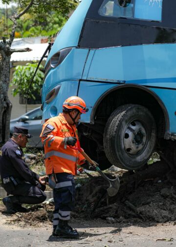 Buseta de la ruta 29 pierde el control y provoca accidente múltiple en Altavista