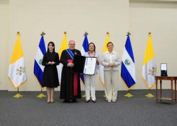 Canciller de El Salvador reconoce la labor del nuncio Luigi Roberto Cona en acto oficial
