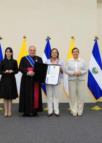 Canciller de El Salvador reconoce la labor del nuncio Luigi Roberto Cona en acto oficial