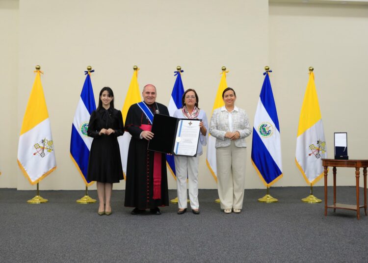 Canciller de El Salvador reconoce la labor del nuncio Luigi Roberto Cona en acto oficial
