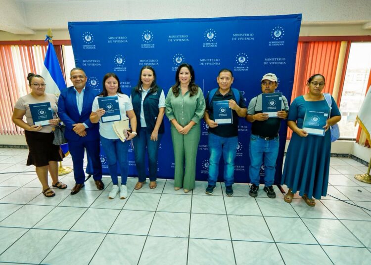 Avanza la regularización de lotes y miles de familias acceden a seguridad jurídica en El Salvador