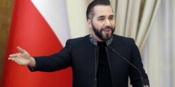 Nayib Bukele expone a Colombia por permitirles «parrandas» en cárceles