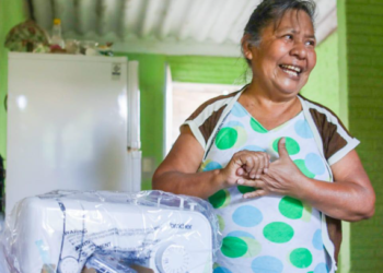 Apoyo al emprendimiento impulsa a mujer en Ilopango con entrega de máquina de coser